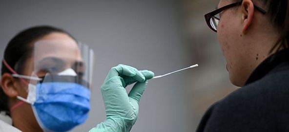 Profesorul de medicină Carl Heneghan de la Universitatea din Oxford, analiză despre câte rezultate false dau testele covid: „Mergând pe practicile de testare curente, Covid-19 s-ar putea să nu mai dispară vreodată”
