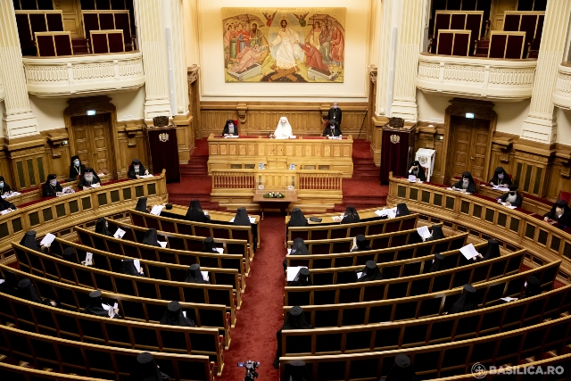 Nu ne lasă, Măicuță / Să venim pe cale / Acum cu covid-ul / Ne țin la depărtare…