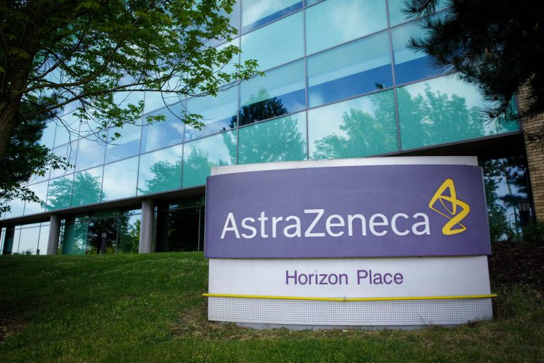 AstraZeneca oprește testele la vacccinul anti COVID după apariţia unei boli neexplicate
