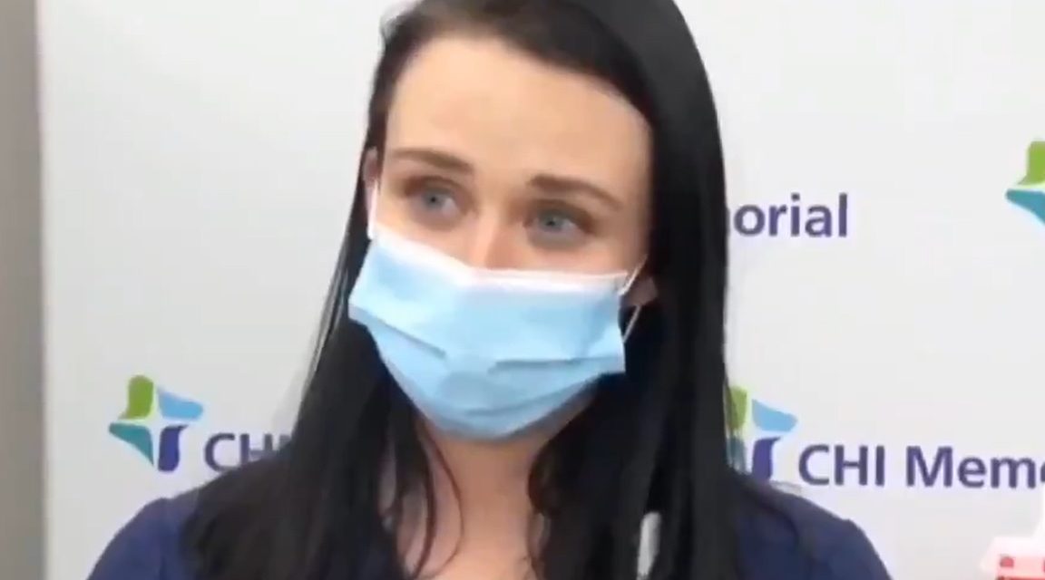 SUNTEM ÎN PLIN PROCES DE EXTINCȚIE. O asistentă leșină în fața camerelor, la 10 minute după ce a fost vaccinată, în timp ce discuta cu reporterii. (video)