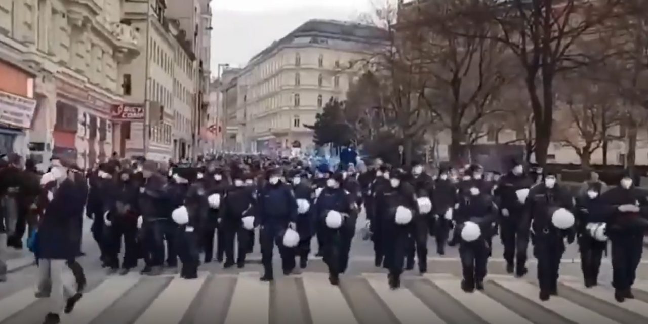 NOU: În Viena, poliția este cu protestatarii, mergând cu casca în mână și solidarizându-se! În cele din urmă, de asemenea, poliția din Europa se întoarce împotriva terorismului Corona condus de bănci centrale!