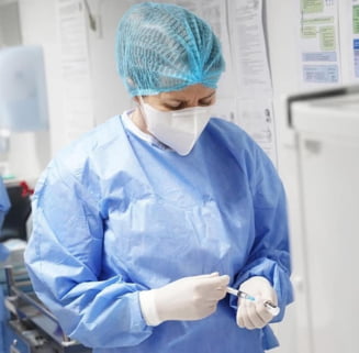 Aproape 4.000 de persoane au fost infectate cu coronavirus în România după ce au primit prima doză de vaccin