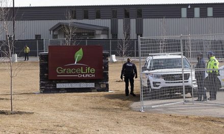 O biserică din Alberta, Canada, a fost închisă de autorități pentru că nu ar fi respectat „măsurile de prevenire”. Pastorul a fost și întemnițat și amendat. După ce poliția a împrejmuit locul cu un gard de sârmă, a revenit cu o plasă de umbrire