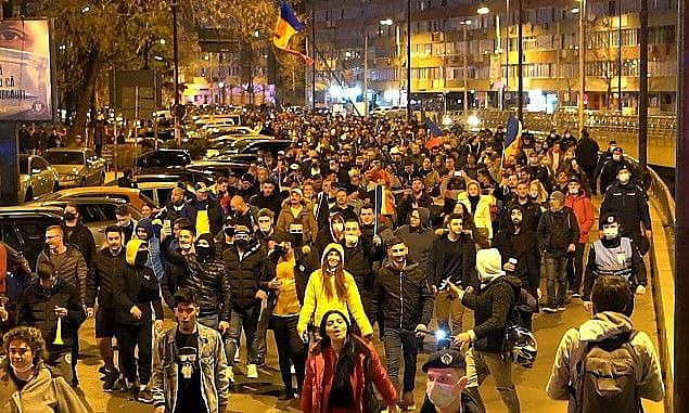 Miercuri s-a ieșit în 44 de orașe! În ciuda sancțiunilor, românii continuă să iasă la proteste pentru drepturile și libertățile garantate de Constituție