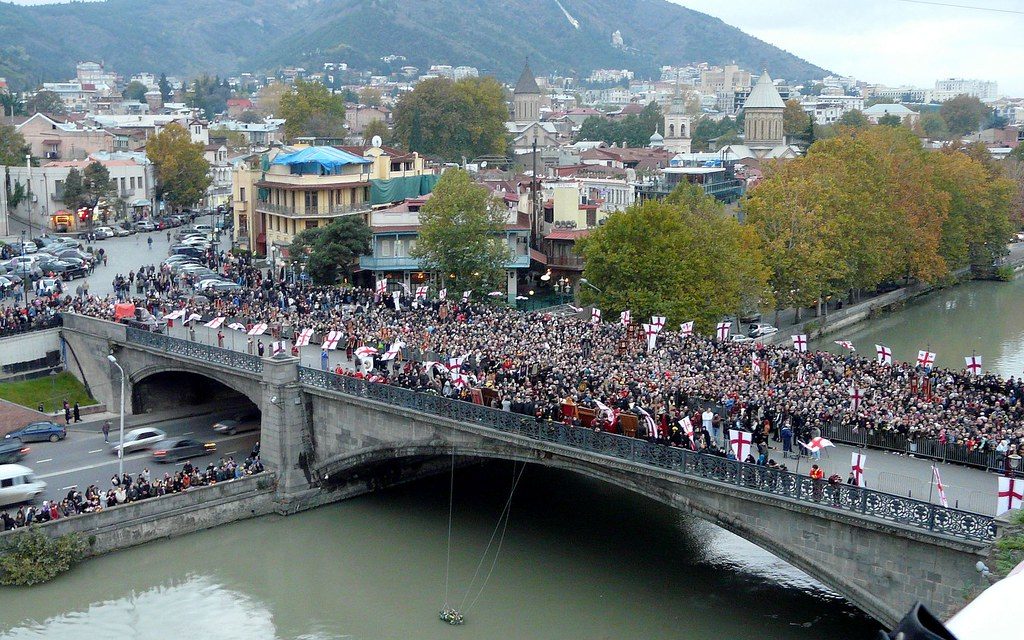 „Podul celor o sută de mii de mucenici ai Tbilisului” sau „Podul mucenicilor”