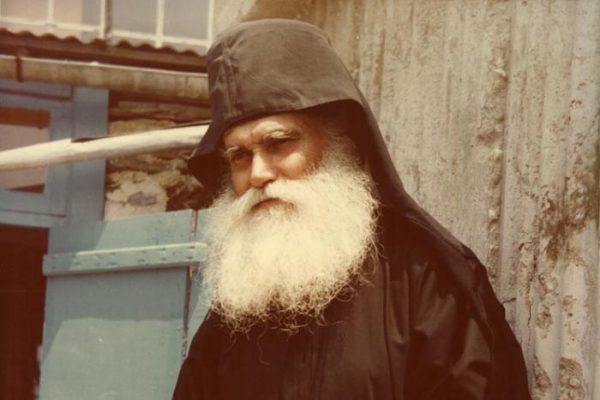 PĂRINTELE EFREM ATHONITUL: DIAVOLII TREMURĂ LA ROSTIREA NUMELUI LUI IISUS HRISTOS