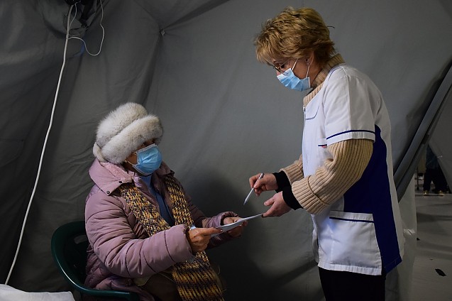 Primul mort după a treia doză de vaccin. O asistentă medicală de 50 de ani din Suceava a murit la patru zile după injectarea cu doza 3. Oficial, de Covid. VIDEO