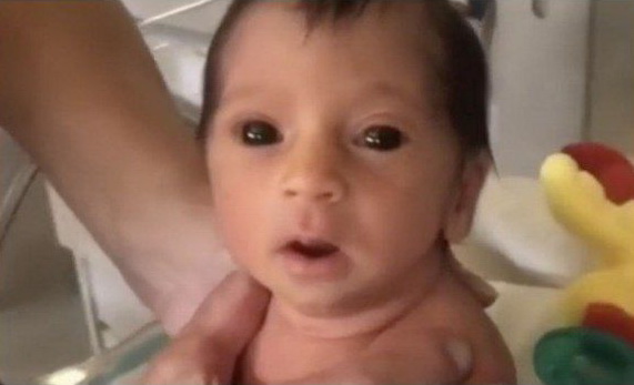 Cu MULT mai grav decât credeai: Se văd deja primele efecte ale modificărilor ADNului părinților vaccinați: OCHII UNUI BEBELUȘ DIN PĂRINȚI VACCINAȚI:  „COPIL TRANSUMAN – OCHI COMPLET NEGRI ȘI ÎMBĂTRÂNIRE ACCELERATĂ” + alt caz similar, nou născut în Ankara (video)