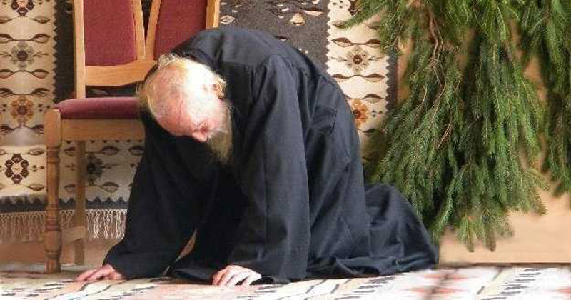 ŞI CĂDEREA PREOŢILOR ÎN PĂCATE SE ÎNTÂMPLĂ DUPĂ RÂNDUIALA LUI DUMNEZEU. ŞI ASCULTĂ CUM! – Sf. Ioan Gură de Aur