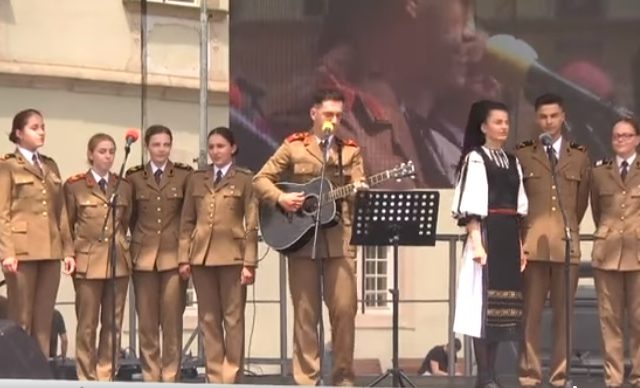 Melodia ”Ne vom întoarce într-o zi” pe versurile poeziei cu același titlu a poetului Radu Gyr cântată la o festivitate a studenților militari a fost postată iar apoi ștearsă din contul oficial de Facebook al Ministerului Apărării Naționale (video)