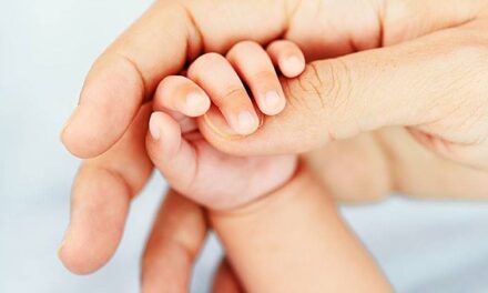 Confiscarea copiilor a devenit o realitate: Părinții bebelușului din Noua Zeelandă au pierdut tutela acestuia pentru că au refuzat o transfuzie de sânge de la persoane vaccinate