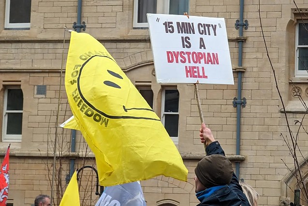 Guvernul UDMR-PNL-PSD împreună cu USR ne pregătesc ”în regim de urgență” ORAȘUL DE 15 MINUTE. Nu vom avea nimic și vom fi fericiți: Lege pe repede înainte care vizează și mașinile personale. Planul de Mobilitate Urbană Durabilă devine obligatoriu din 2026