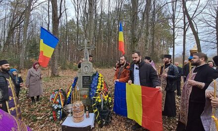 NOU SCANDAL CU SLAVA UCRAINA: Românii au fost împiedicați să-și comemoreze morții pe locul Masacrului de la Fântâna Albă. Jurnalist: UCRAINENII, MAI JEGOȘI DECÂT SOVIETICII. Slujba de pomenire s-a ținut în pădure – FOTO / VIDEO