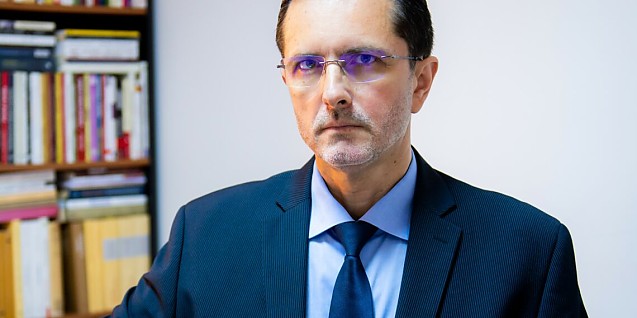 Vasile Bănescu pune o bombă cu ceas în Biserică