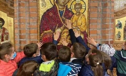 Învățați-vă să-i spuneți Maicii Domnului: «Maica Domnului, pe copiii mei ți-i dăruiesc.»