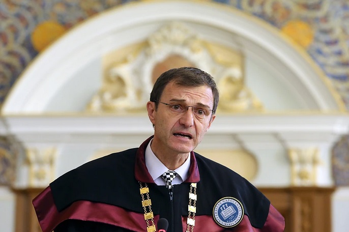 De Ziua Limbii Române (mai terfelită ca oricând), sărbătorită atât de academicienii de la București, cât și de cei de la Chișinău, Academia Română roagă Guvernul să nu-i taie fondurile