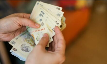 Lovitură pentru românii care preferă să plătească cu bani cash. Plățile cu numerar în toate magazinele din România vor fi restricționate în limita a 2.000 de lei