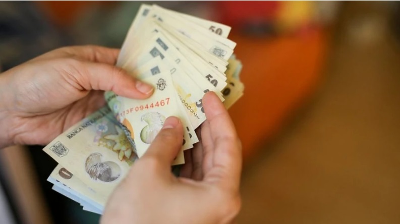 Lovitură pentru românii care preferă să plătească cu bani cash. Plățile cu numerar în toate magazinele din România vor fi restricționate în limita a 2.000 de lei