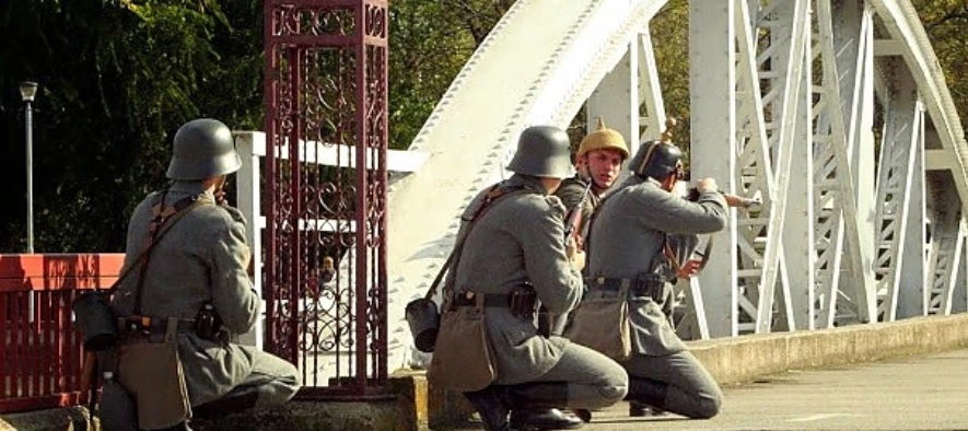 10 octombrie 1916, prima bătălie de la Târgu-Jiu. Trupele române, conduse de generalul Ion Dragalina, resping puternica ofensivă germană. Se remarcă prin vitejia sa Ecaterina Teodoroiu – eroina de la Jiu