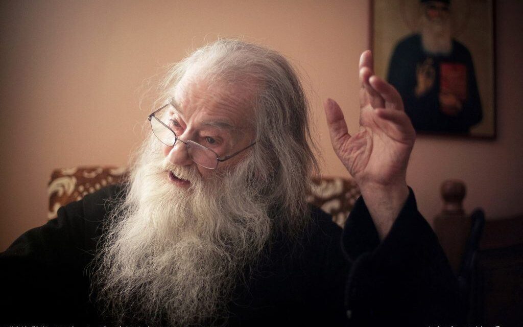 HRISTOS S-A NĂSCUT! ADEVĂRAT S-A NĂSCUT! Părintele Justin despre cum era sărbătorită Nașterea Domnului de bunicii noștri. Maicile de la Petru Vodă – Colinde ale foștilor deținuți politici, POEȚI DIN ÎNCHISORI, Radu Gyr, Vasile Voiculescu, Andrei Ciurunga