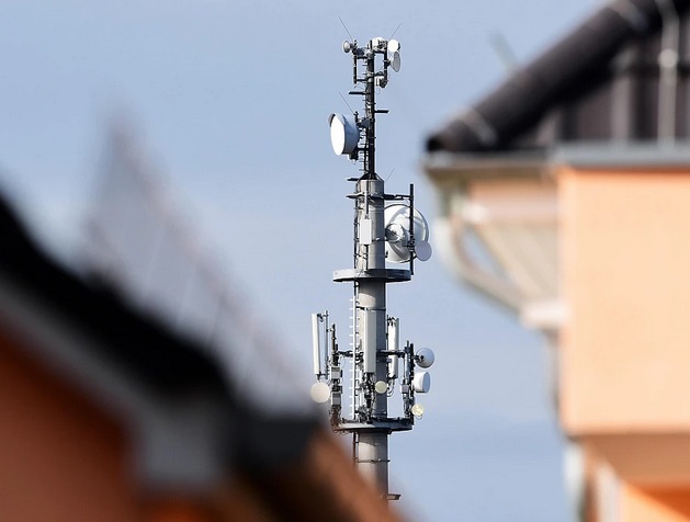 Proteste în mai multe localități din județul Suceava față de instalarea de antene 5G lângă case – O antenă a fost ridicată aproape de școală și grădiniță (video)