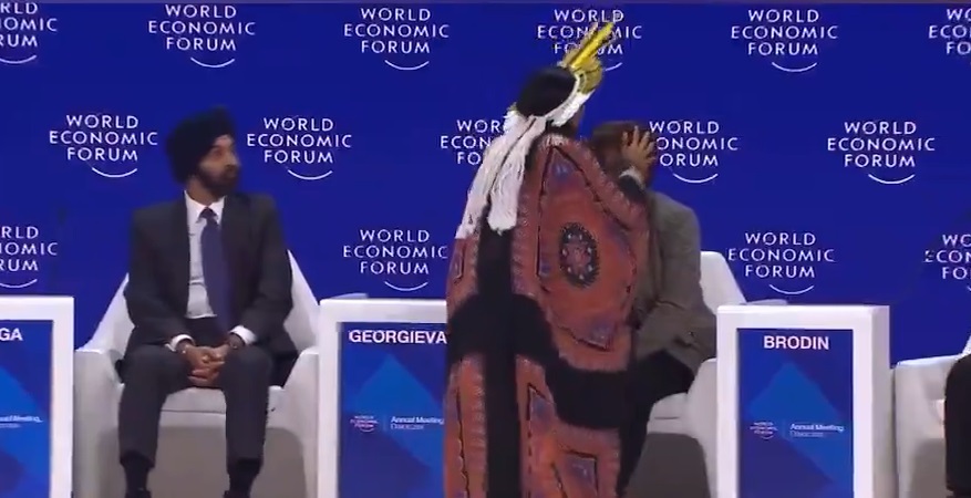Ritual păgân la o sesiune despre “Climă și natură” a Forumului Economic Mondial 2024 – o femeie șaman reprezentând “vocea Mamei Pământ” suflă cu “putere șamanică” asupra capului fiecărui participant – VIDEO