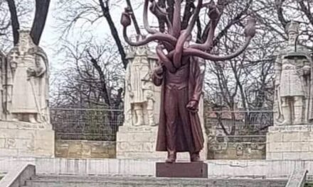 Din ciclul ”Antiromânism la paroxism”: ”Noaptea, ca hoții!” Primăria Municipiului Iași a instalat o ”Hidră” jignitoare în fața Grupului Statuar al Voievozilor. ACTUALIZARE: Curatoare ”operei” este Ioana Ciocan, cea cu blasfemia de la ART SAFARI – FOTO/VIDEO
