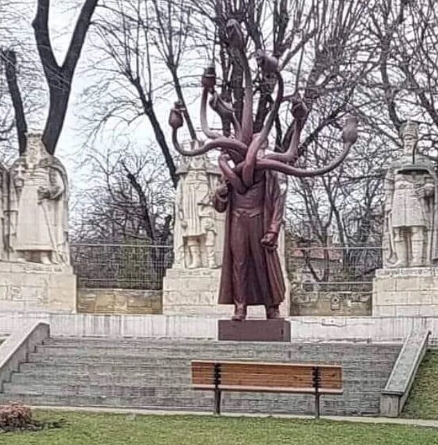 Din ciclul ”Antiromânism la paroxism”: ”Noaptea, ca hoții!” Primăria Municipiului Iași a instalat o ”Hidră” jignitoare în fața Grupului Statuar al Voievozilor. ACTUALIZARE: Curatoare ”operei” este Ioana Ciocan, cea cu blasfemia de la ART SAFARI – FOTO/VIDEO