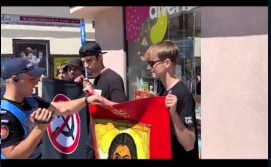 VIDEO A început dictatura. Jandarmeria a amendat un tânăr care ținea o icoană, pe trotuar, în timpul marșului LGBT de la Cluj