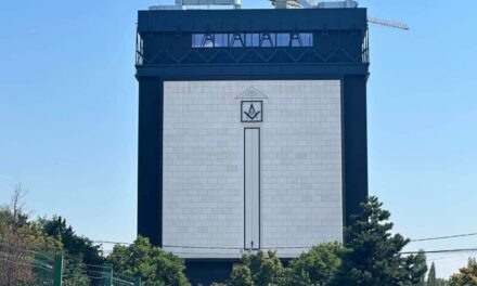 Lupul e deja între oi: Presa tace mâlc, influensării se uită la fotbal, – templul masonic e aproape gata…