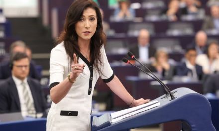 DISCURSUL CARE A SPERIAT BRUXELLES-ul sau Europarlamentar din Polonia – exemplu de politician adevărat (video)
