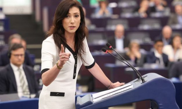 DISCURSUL CARE A SPERIAT BRUXELLES-ul sau Europarlamentar din Polonia – exemplu de politician adevărat (video)
