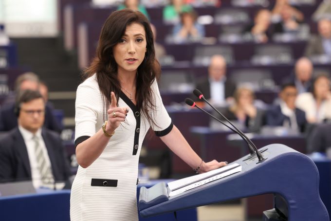 DISCURSUL CARE A SPERIAT BRUXELLES-ul sau Europarlamentar din Polonia – exemplu de politician adevărat (video)