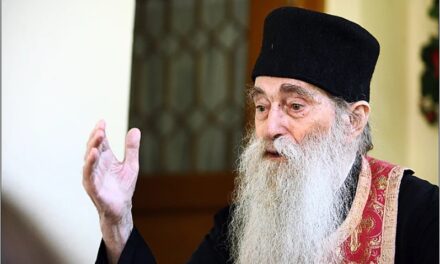 SĂ IUBEȘTI TOTAL! Fotografii și vorbe de duh ale vrednicului de pomenire Arhimandrit Arsenie Papacioc, Sfântul Părinte Duhovnic de la Marea Neagră (15 August 1914 – 19 iulie 2011)