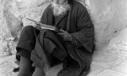 Era un frate mut la Mănăstirea Neamț, la sfârșitul veacului 19. Slujea la gospodărie, îngrijea vacile, era plin de balegă mereu, nu-l primea nimeni nici măcar în Biserică, stătea lângă tochița de fier și se ruga.