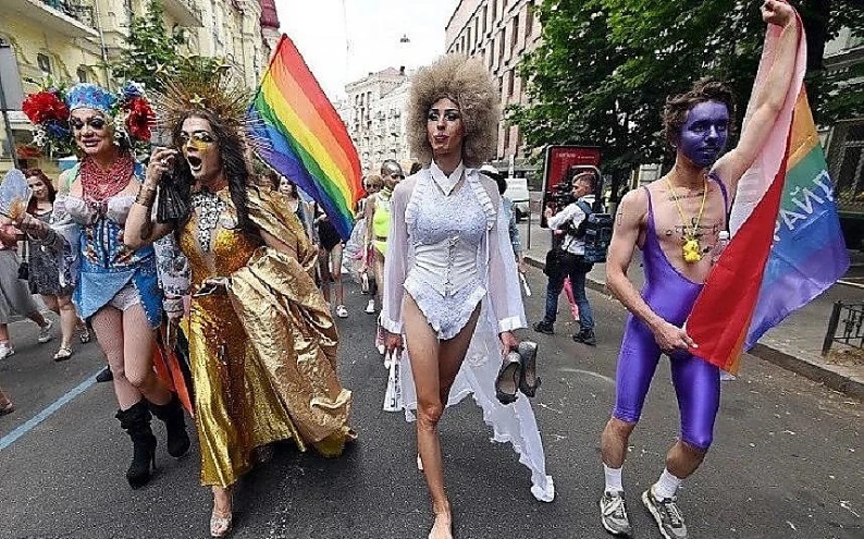 Revoltător: Activiștii LGBT fac un marș chiar de Sfântul Dimitrie pentru a cere legalizarea de urgență a “parteneriatului civil” între persoane de același sex. Acum e limpede ce hram poartă primarul ales de bucureșteni care a autorizat a n-a oară astfel de blasfemii?…
