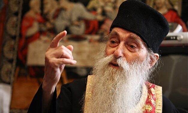 Părintele Arsenie Papacioc, cuvânt la Nașterea Domnului: Vă dați seama ce-ar fi fost lumea fără Hristos? Bucurați-vă că S-a născut și nașteți-L mereu în inimile voastre. Cu El putem totul, fără Hristos nu putem nimic