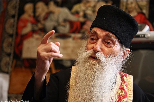 Părintele Arsenie Papacioc, cuvânt la Nașterea Domnului: Vă dați seama ce-ar fi fost lumea fără Hristos? Bucurați-vă că S-a născut și nașteți-L mereu în inimile voastre. Cu El putem totul, fără Hristos nu putem nimic