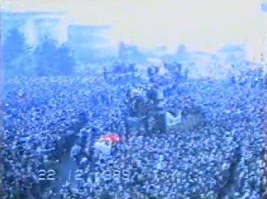 22 decembrie 1989: Se declanșează revolta populară anti-comunistă și anti-Ceaușescu simultan cu LOVITURA DE STAT pregătită de circa 10 ani. Iliescu este instalat la putere