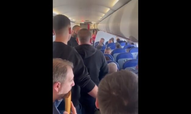 ”Ridică-te, Gheorghe! Ridică-te, Ioane!”: Vin Românii să Voteze! VIDEO: ”Ieși Române la lumină/Că mori cu dreptatea-n mână/Nu mai sta pe dinafară/Că rămânem fără țară/C-o-nceput să clocotească/Mămăliga românească!“