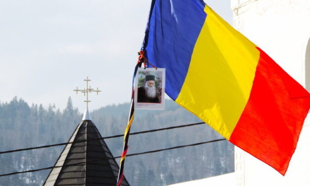 RIDICĂ-TE, ROMÂNIA! LA MULȚI ANI, ROMÂNIA!
