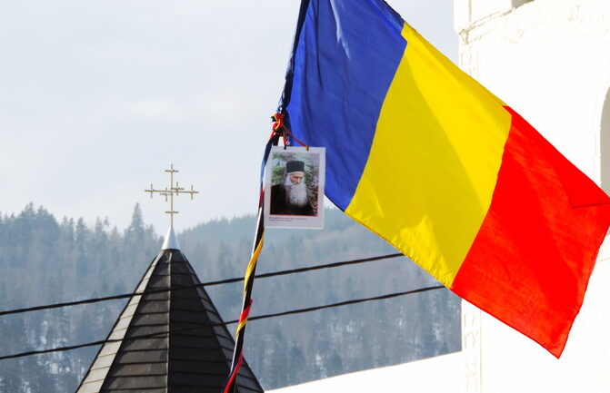 RIDICĂ-TE, ROMÂNIA! LA MULȚI ANI, ROMÂNIA!