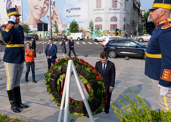 Jandarmeria încearcă să blocheze un protest legitim față de ”Legea Vexler” la Cotroceni, ca să nu fie ”deranjat” noul președinte. Scrisoare Deschisă către Nicușor Dan – FOTO/VIDEO