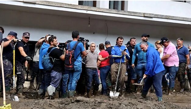 Transmisie în direct din Suceava: Călin Georgescu și George Simion la Broșteni, alături de românii afectați de inundații: „Totul este posibil împreună cu Hristos! Trebuie construit de la zero! Nu a existat prevenție, statul trebuia să se implice”