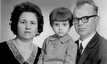 Tatiana Maxim, fiica mărturisitorului Virgil Maxim, s-a mutat la Domnul la numai 56 de ani. Scrisoarea sfântului către fiica sa: Nu lăsa copiii să piardă ascultarea. Satan a pregătit pentru mileniul trei o lege numită “drepturile omului” († 22 august)