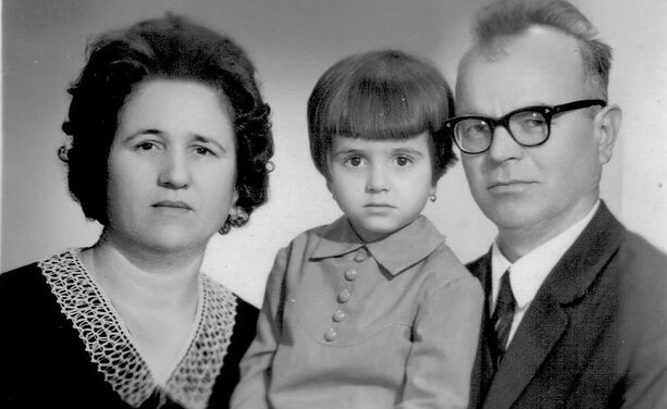 Tatiana Maxim, fiica mărturisitorului Virgil Maxim, s-a mutat la Domnul la numai 56 de ani. Scrisoarea sfântului către fiica sa: Nu lăsa copiii să piardă ascultarea. Satan a pregătit pentru mileniul trei o lege numită “drepturile omului” († 22 august)