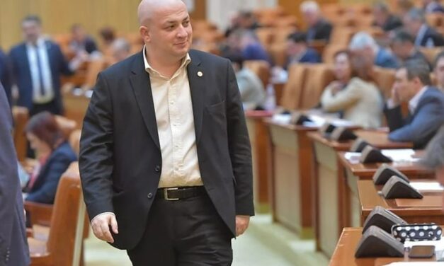 Vexler și ai lui, o nouă lege de pus pumnul în gură. Dictatura se adâncește. Românii tac sinucigaș, demonstrând astfel că sunt morți în suflet, conștiință și demnitate, atât individual, cât și ca neam… (video)