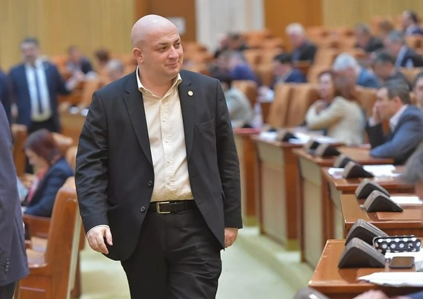 Vexler și ai lui, o nouă lege de pus pumnul în gură. Dictatura se adâncește. Românii tac sinucigaș, demonstrând astfel că sunt morți în suflet, conștiință și demnitate, atât individual, cât și ca neam… (video)