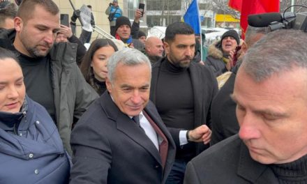 Rugile românilor nedreptățiți nu rămân neauzite… S-a pornit vântul tot mai răcoros și tăios, cu miros de cătușe GRELE înspre grupul infracțional organizat care promovează politici antiromânești – Raport SUA: Comisia Europeană l-a interzis pe Călin Georgescu. Americanii aruncă bomba, candidatul suveranist a fost interzis ilegal