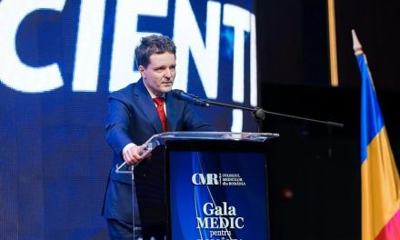 TUPEU fără margini al INFRACTORULUI instalat ILEGITIM  la Cotroceni – Nicușor Dan s-a dat pe față ca marioneta Marii Resetări: Susține vaccinarea cu gura plină – VIDEO